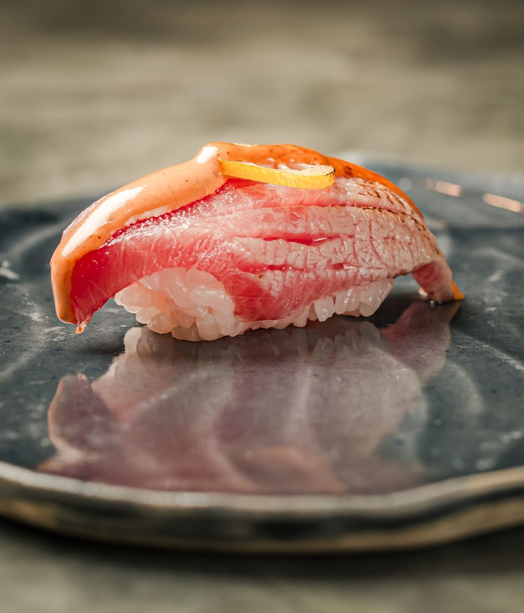 Nigiri de toro con mayo-chipotle y kumquat