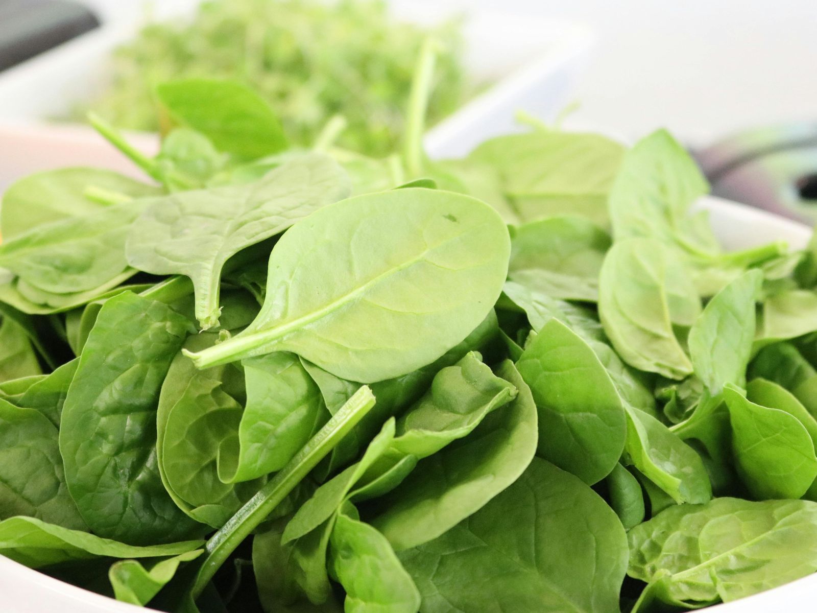 Incluye hojas verdes en tus zumos detox. FUENTE: Pexels