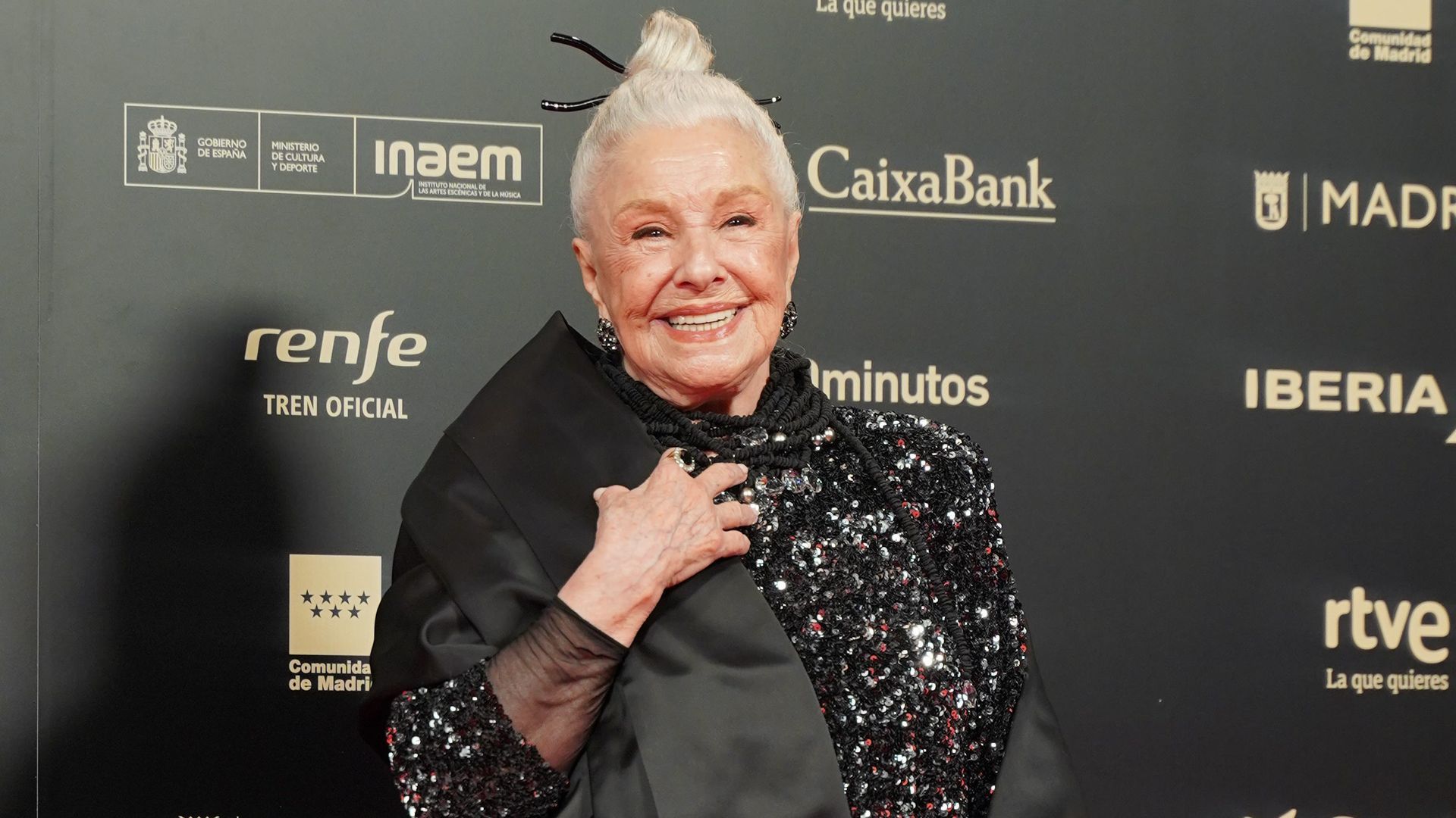 La actriz Lola Herrera en la alfombra roja de los Premios Talía 2023