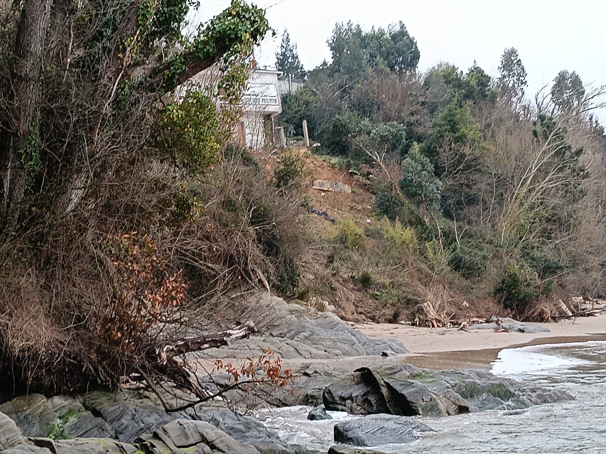 La casa está frente a la playa de Lago, en Miño