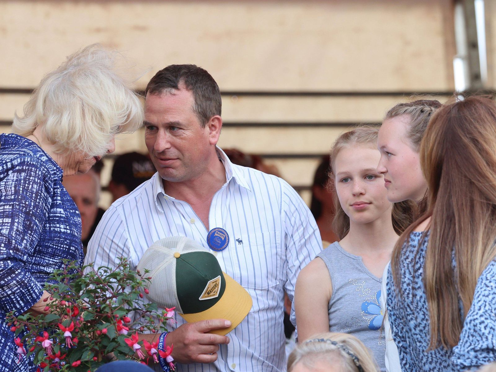 La reina Camila con Peter Phillips y Harriet Sperling