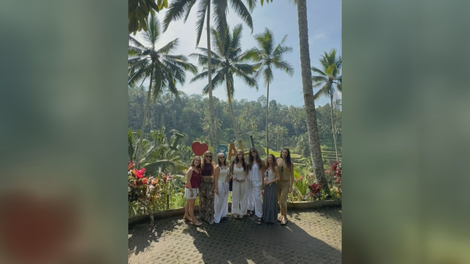 Las siete amigas disfrutando de sus vacaciones en Bali