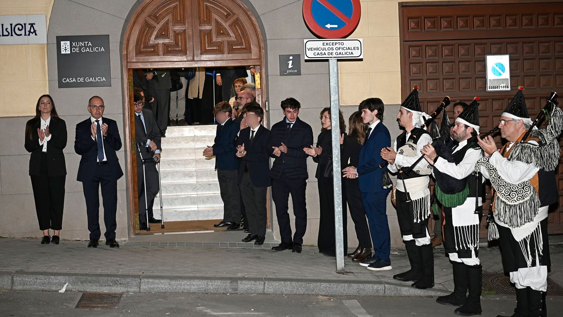 Los gaiteros, tocando en directo ante la salida del féretro de la Casa de Galicia de Madrid, entre aplausos