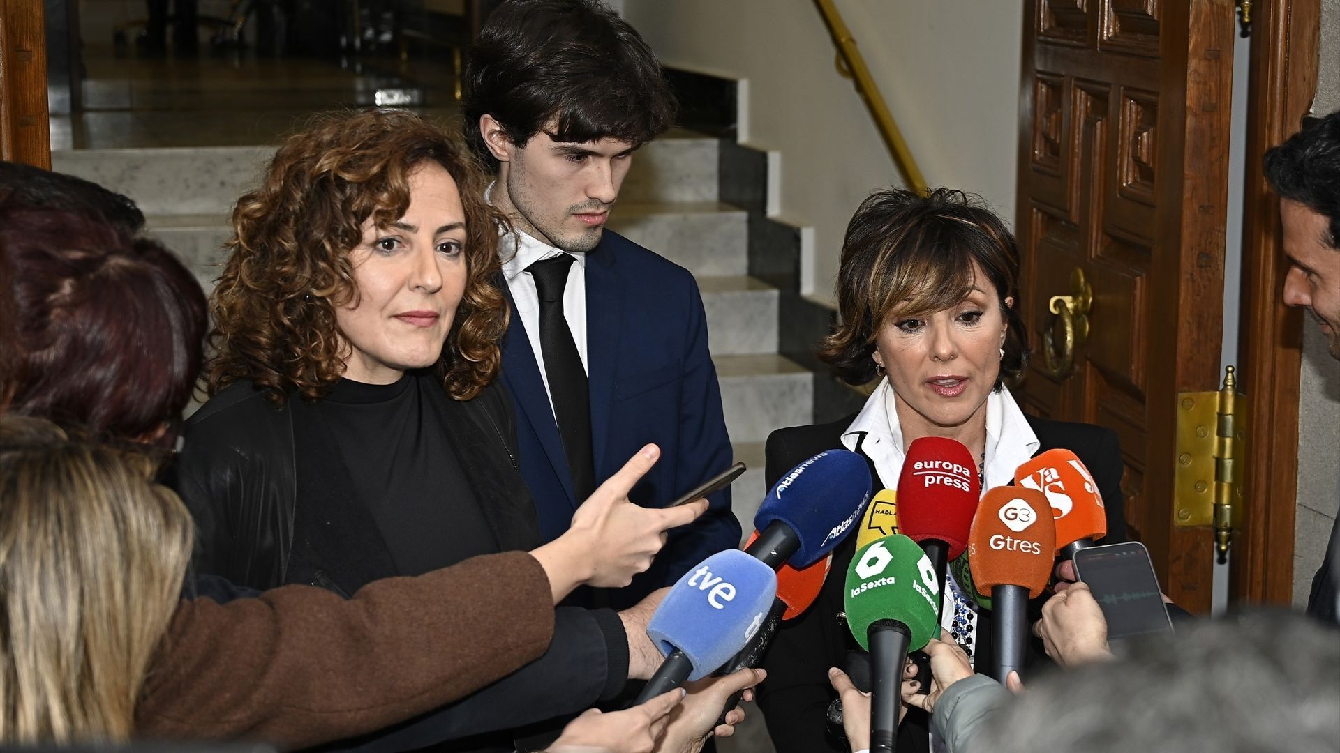 Los hijos de Fernando Ónega, Cristina, Fernando y Sonsoles, atienden a los medios en la capilla ardiente