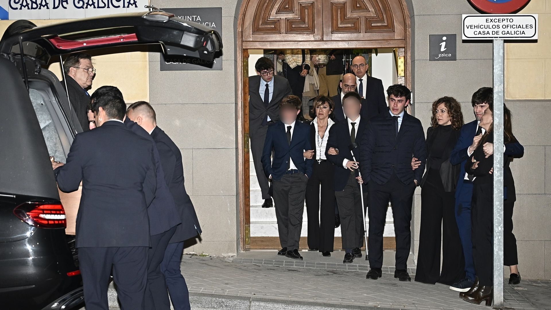 Los hijos de Fernando Ónega y sus nietos, rotos al terminar la capilla ardiente del periodista