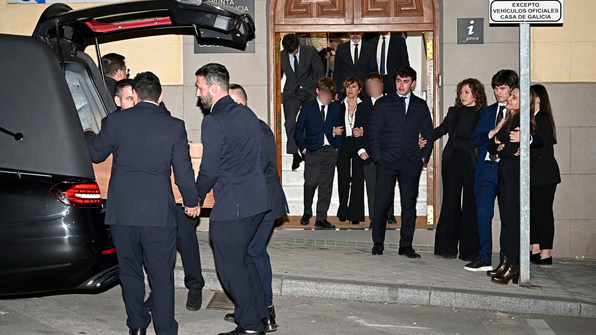 Los restos mortales de Fernando Ónega saliendo de la Casa de Galicia de Madrid junto a su mujer, Ángela Rodrigo, sus hijos, Cristina, Sonsoles y Fernando, y sus nietos