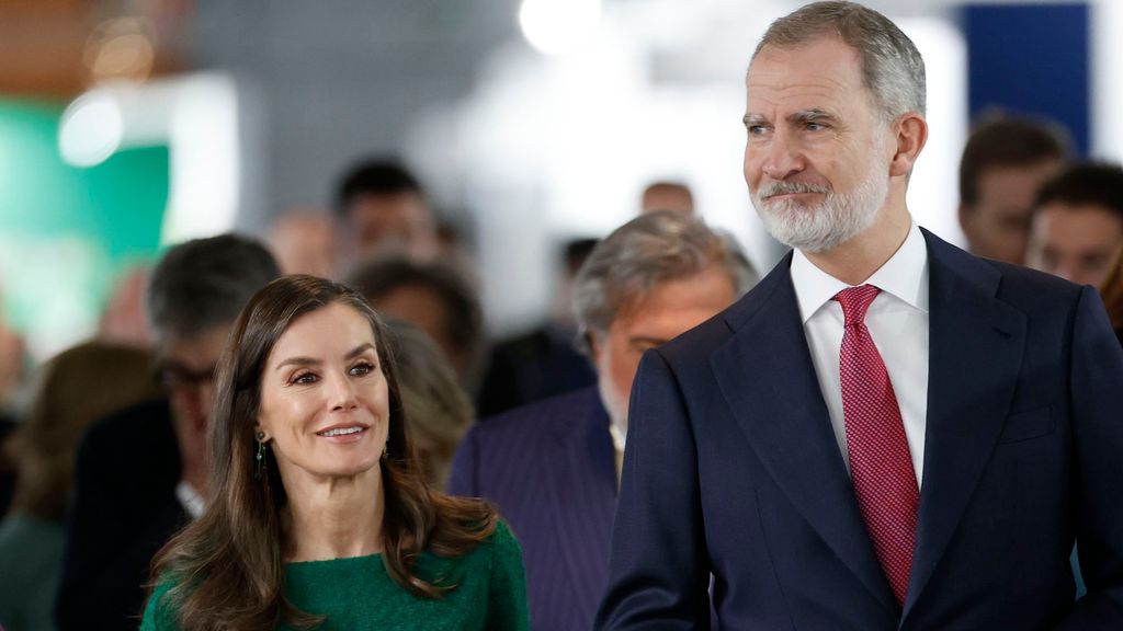 Los reyes Felipe y Letizia inauguran ARCO entre pitadas y gritos contra el ministro Ernest Urtasun por el IVA cultural