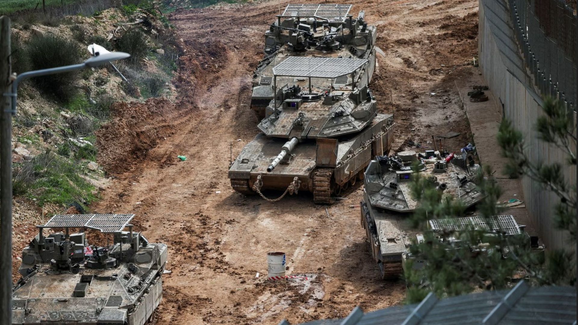 Los tanques de Israel se adentran en Líbano en operaciones conjuntas del Ejército por tierra y aire.