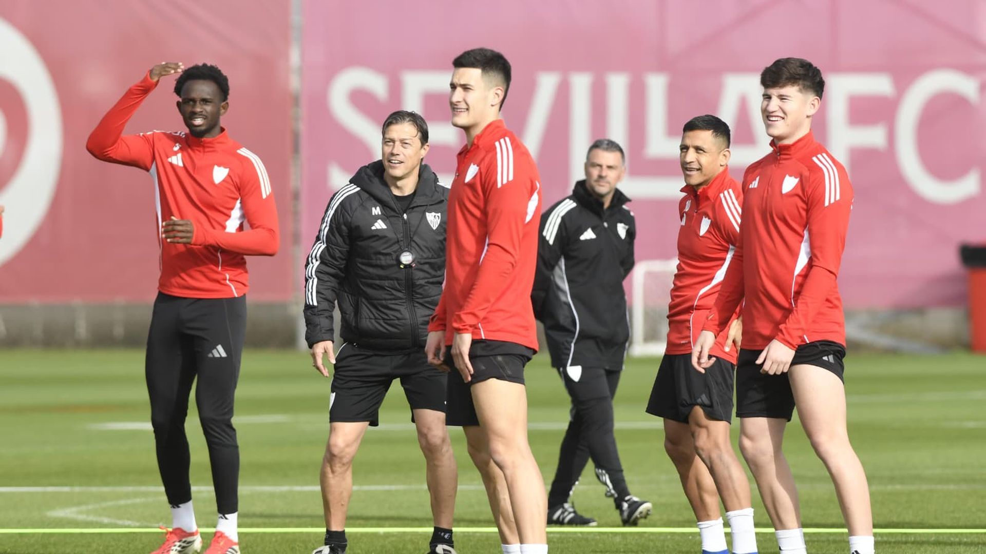 Matías Almeyda, ante Nianzou,  Castrín, Alexis y Oso