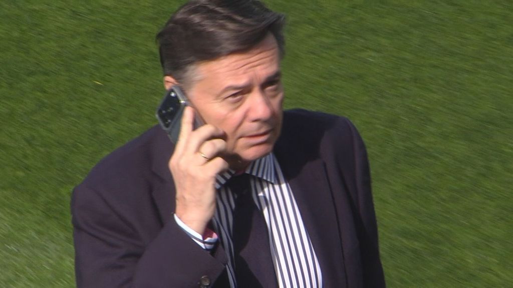 Niko Mihic, jefe de los servicios médicos del Madrid, al teléfono y sin perder de vista el entrenamiento