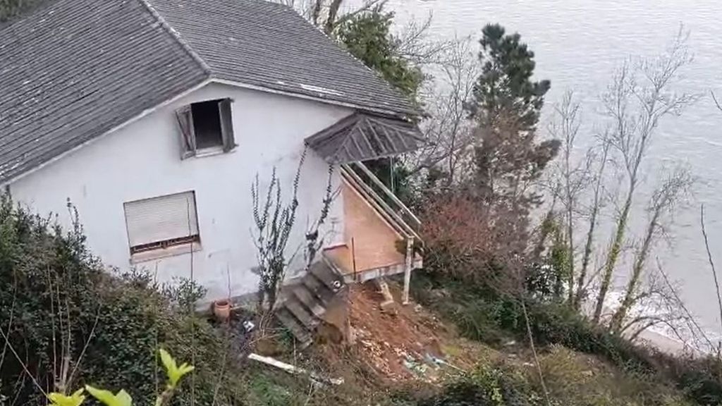 Un vecino de Miño tendrá que derribar su casa que por los corrimientos de tierras se ha desplazado unos seis metros