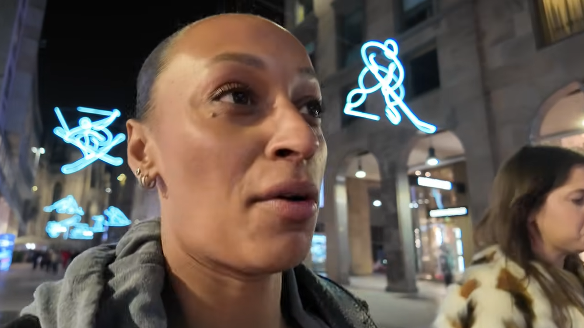 Ana Peleteiro hablando de las luces de Milán y su parecido con las de Vigo