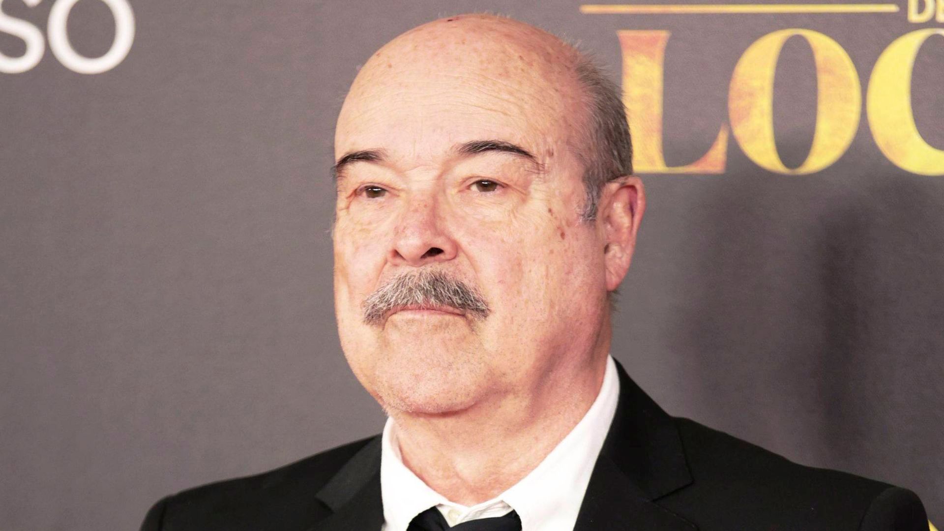 Antonio Resines posando en un photocall en abril de 2025