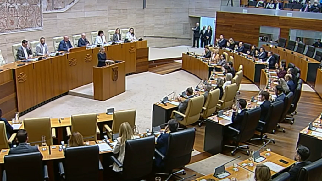 Vox vuelve a votar “no” a la investidura de María Guardiola y abre dos meses más de negociación en Extremadura