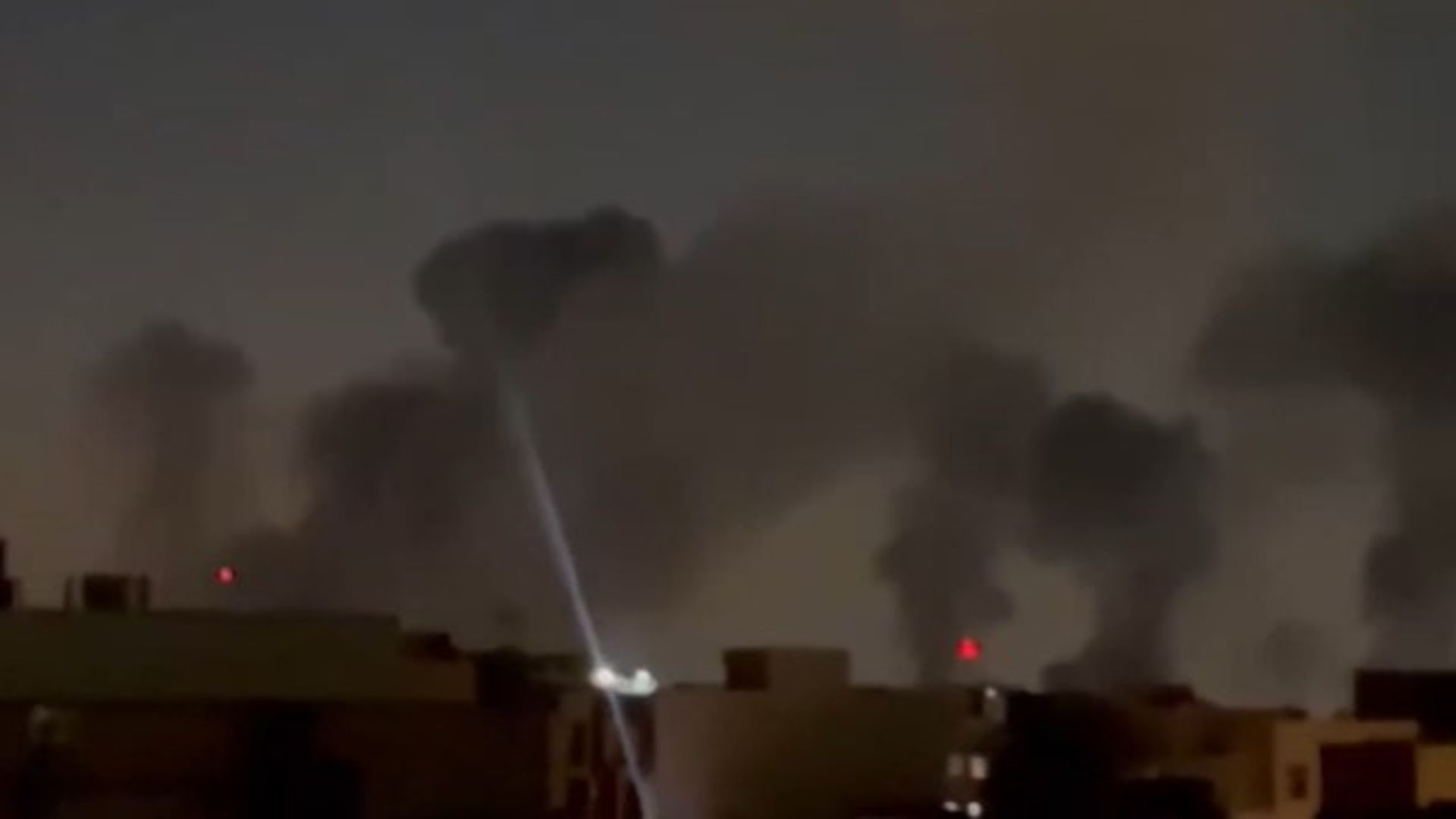 Cielos de Teherán, este viernes tras una madrugada de bombardeos israelíes