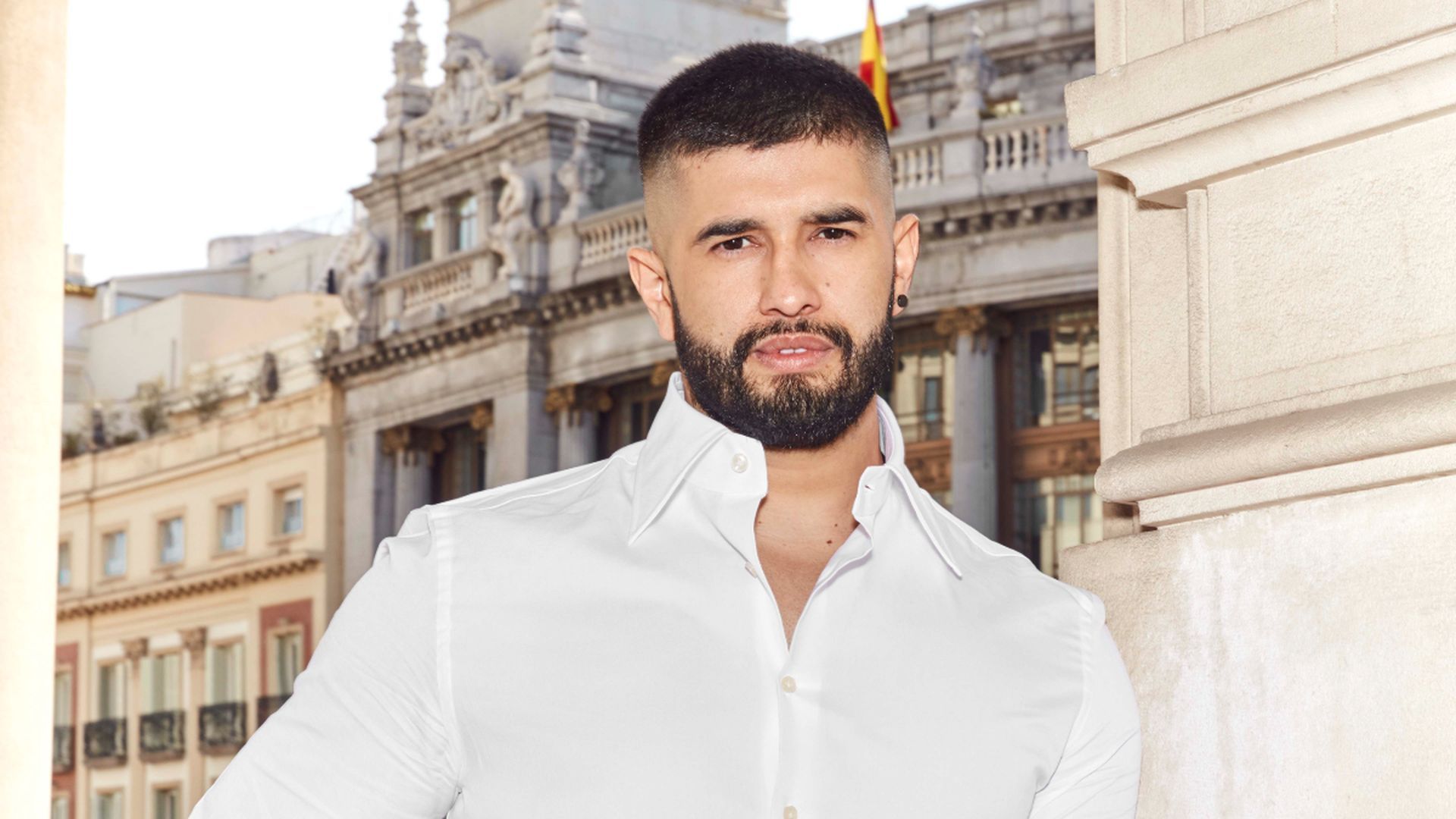 El peluquero Pablo Bogado con un estilismo de Michael Costelo