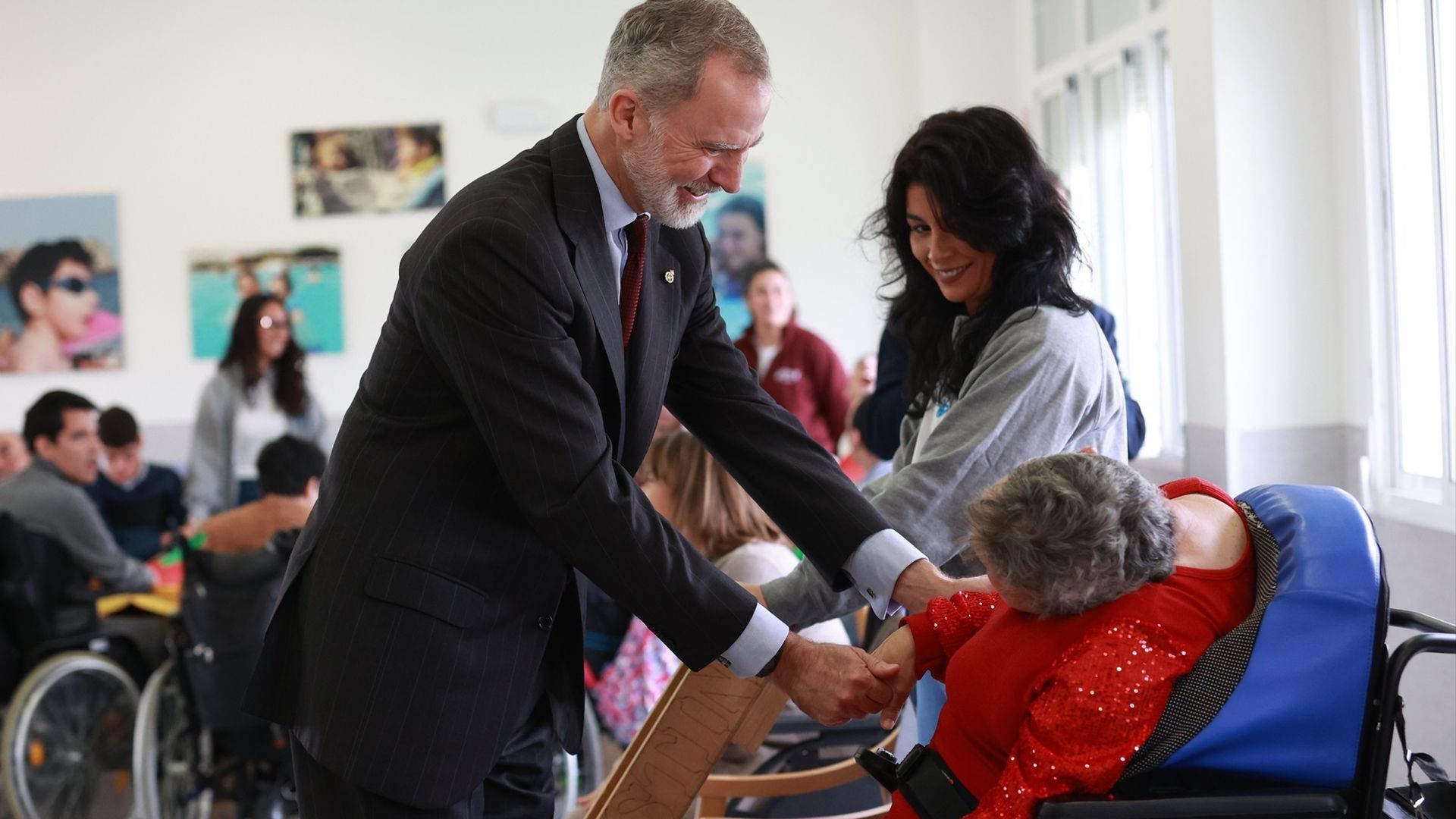 El rey Felipe VI, durante su visita a Aspace Sevilla, donde ha conocido al ahijado de Jessica Bueno