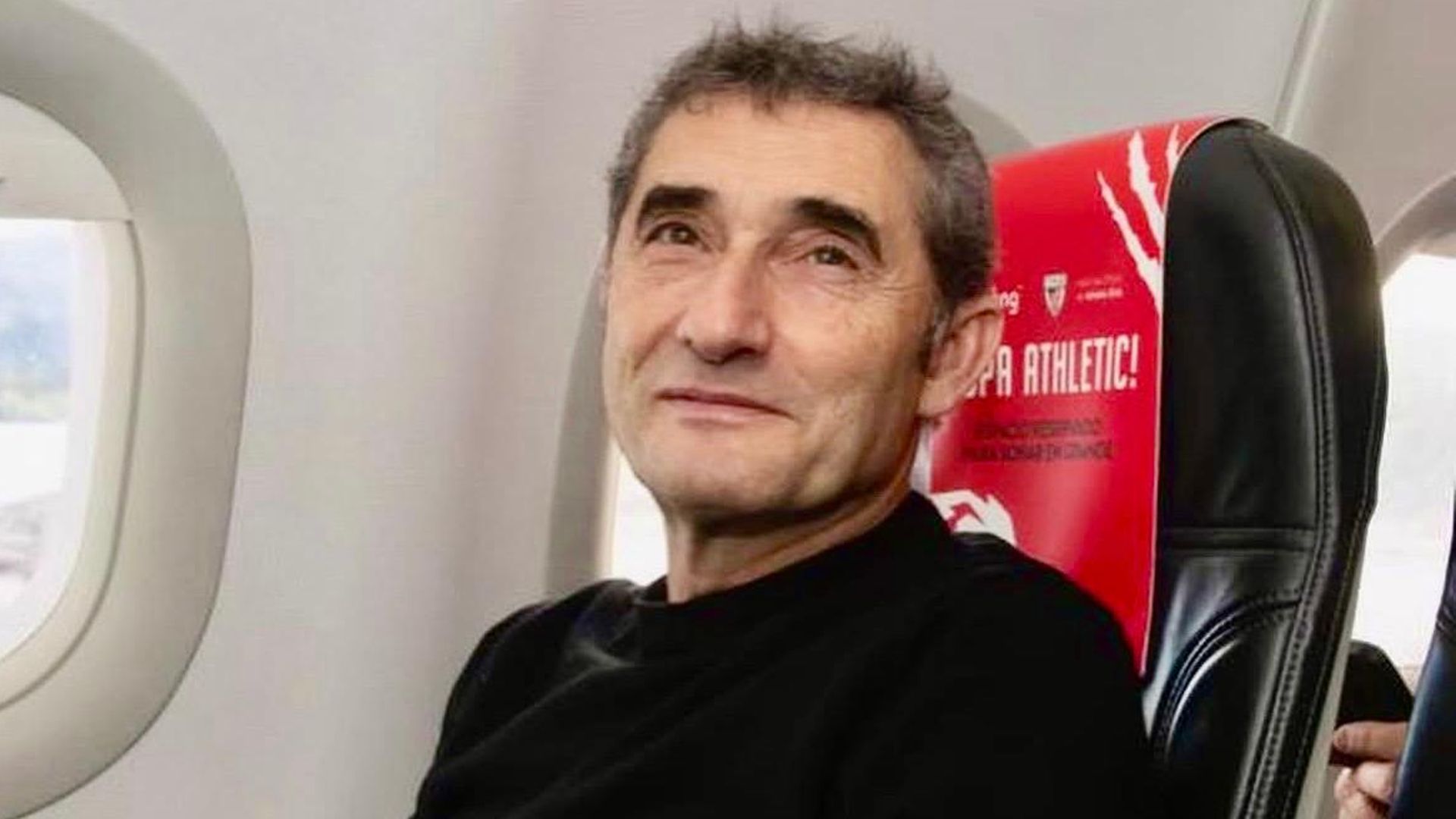 Ernesto Valverde sentado en el avión del equipo bilbaíno