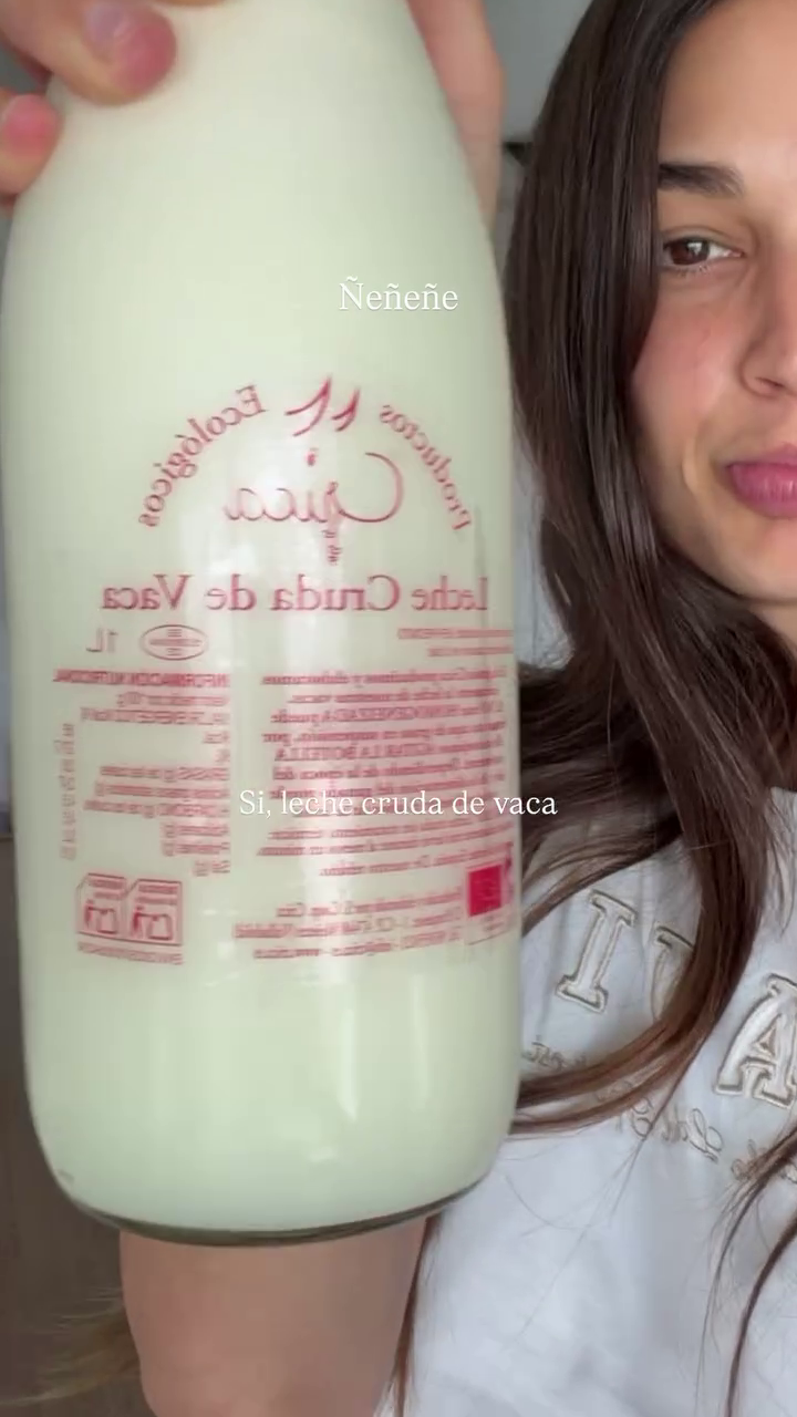 Estela Grande enseña la leche cruda que hay en su casa