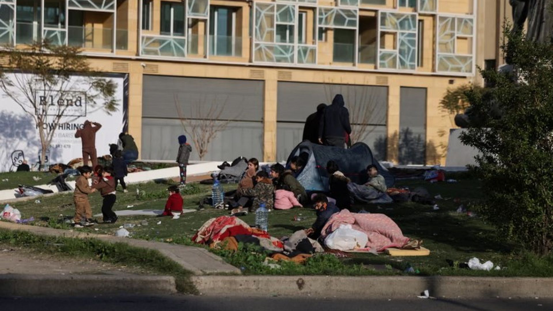 Familias durmiendo a la intemperie en parques y aceras de Beirut