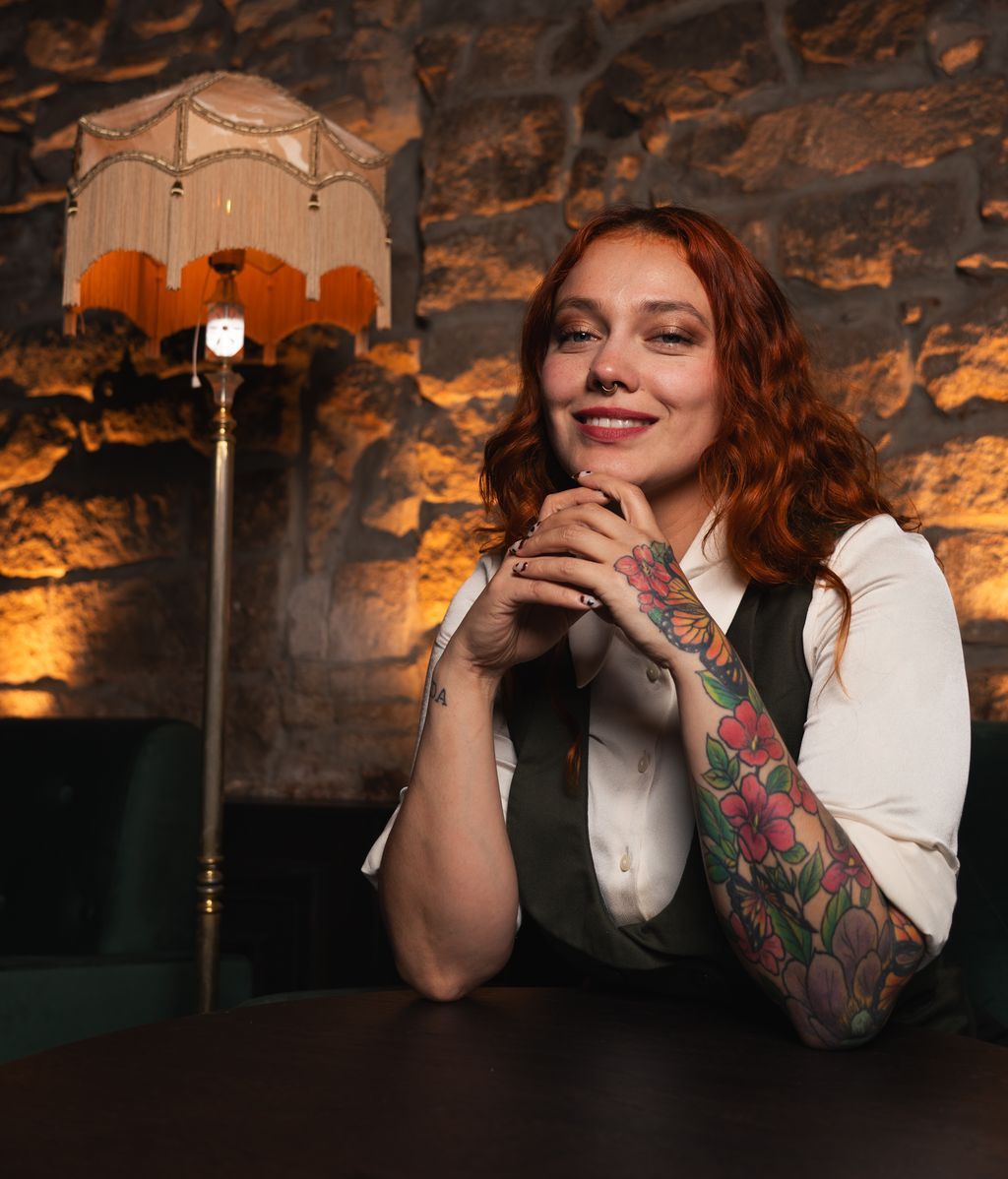 Génesis es la Bar Manager de The Circle, la coctelería donde solo trabajan mujeres