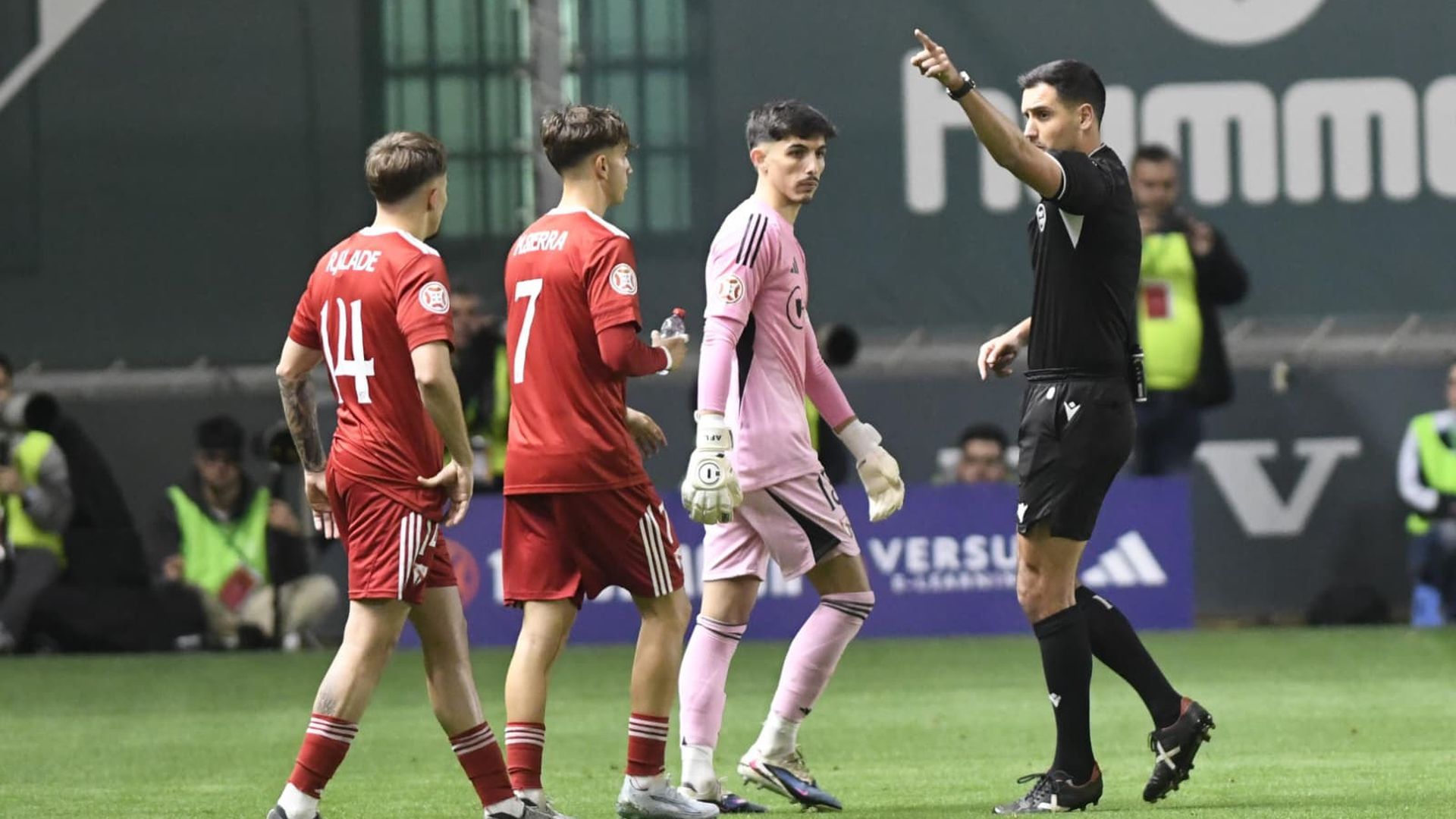 Jalade, expulsado en el derbi chico