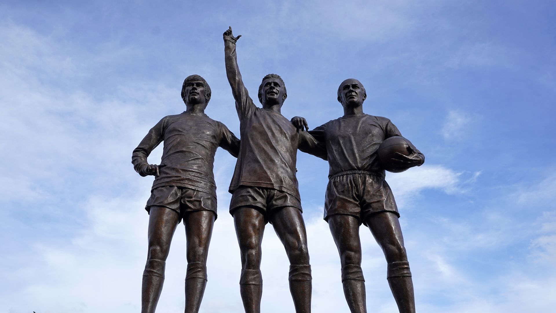 La estatua homenaje a Bobby Charlton en Old Trafford