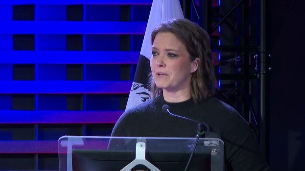 La universidad Nebrija premia a María Casado, muy emocionada: "Cuando trabajo con gente, cuanto más brillante al lado yo brillaré más