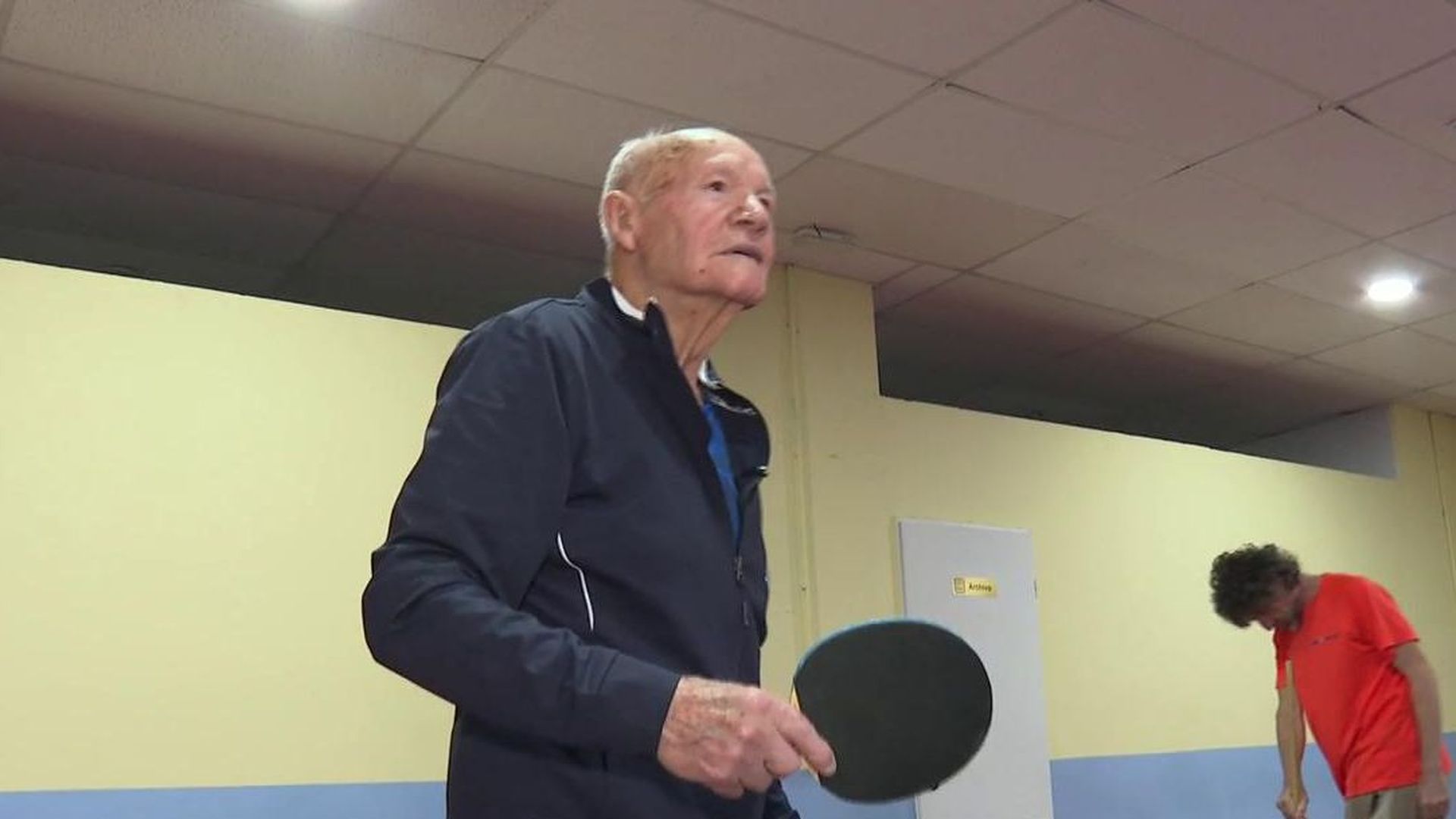 Lalo, con 103 años, sigue jugando al ping pong