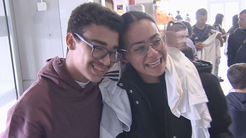 Lo que provoca una firma de Vinicius en Vigo: rompe a llorar hasta que aparece su hermano