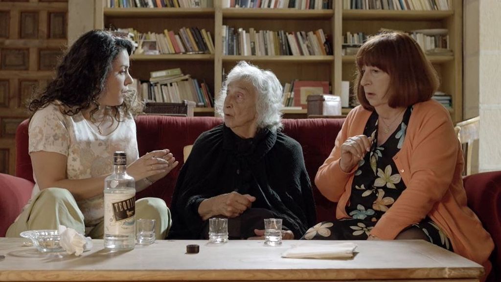 ¡Desmadre en la fiesta de María, Cristina y Doña Emilia! Sus confesiones más íntimas jugando al 'Yo nunca'