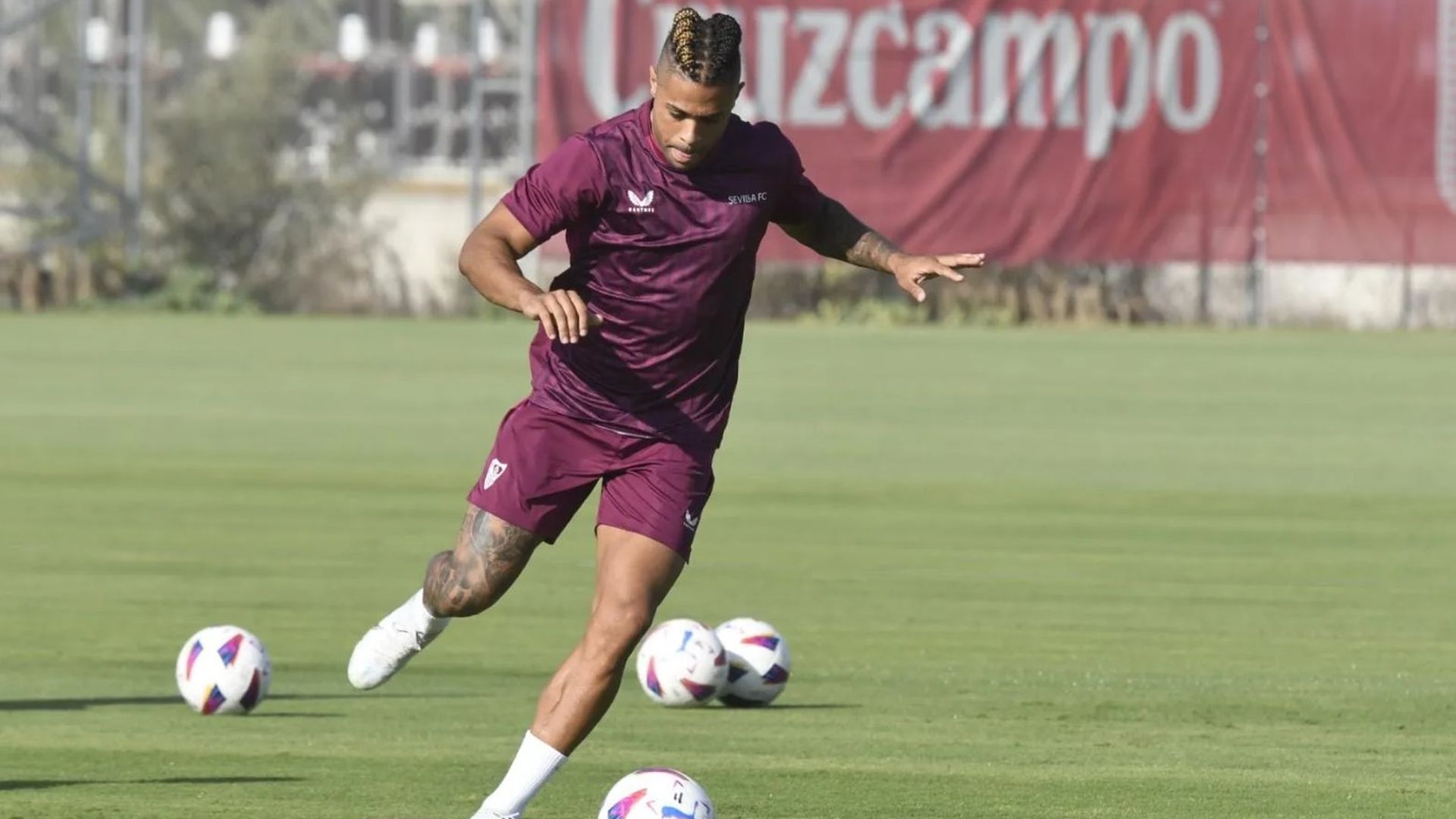 Mariano Díaz, en un entrenamiento con el Sevilla en la 23/24
