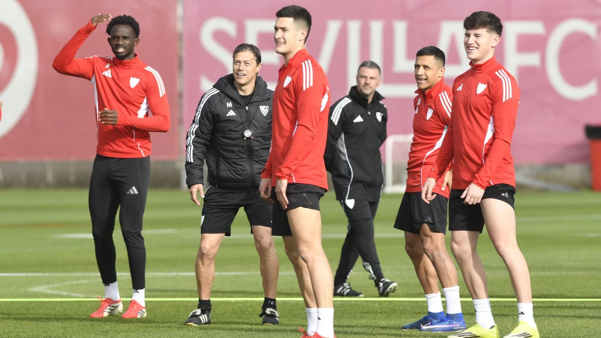 Matías Almeyda, ante Nianzou,  Castrín, Alexis y Oso