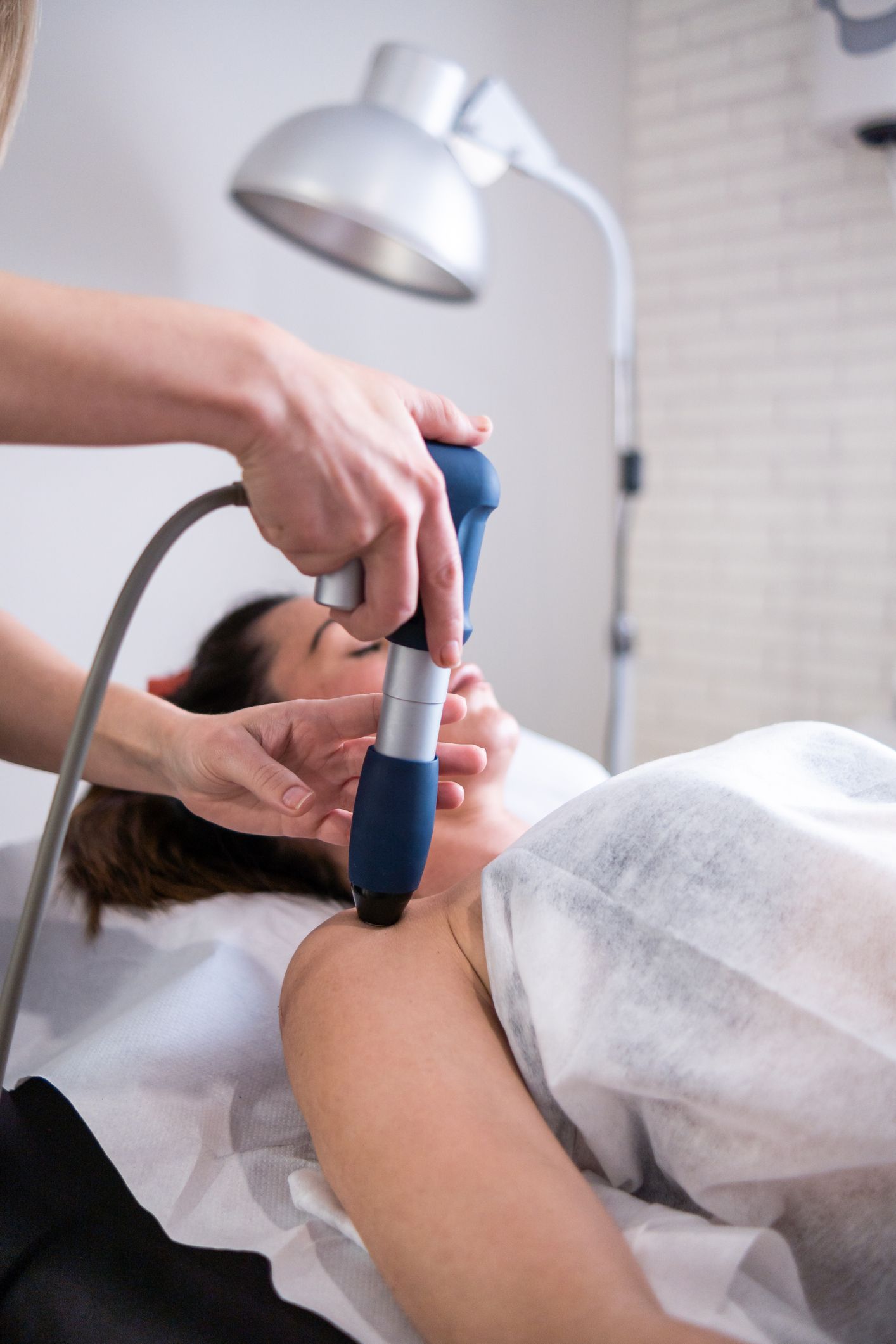 Mujer sometiéndose a un tratamiento de estética