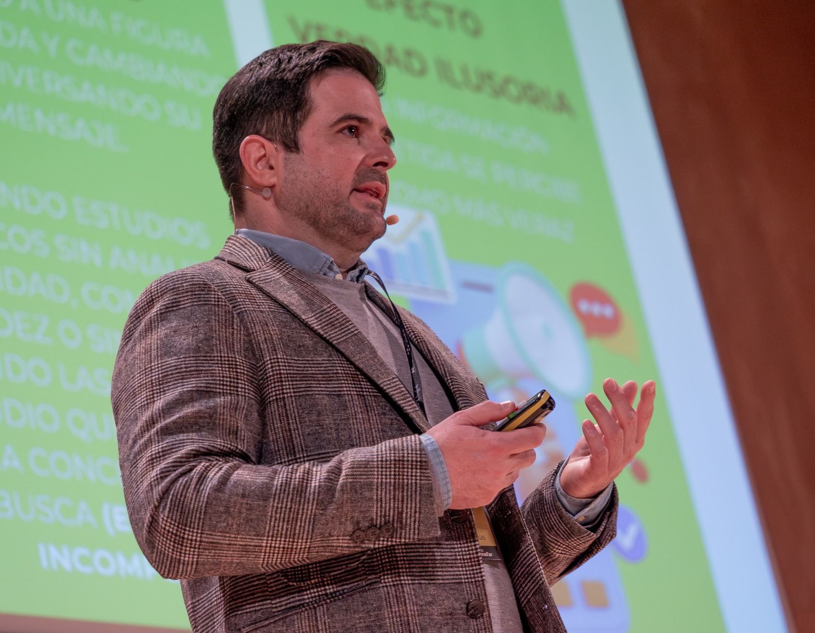 Pablo García, de @medicadoo, impartiendo una conferencia