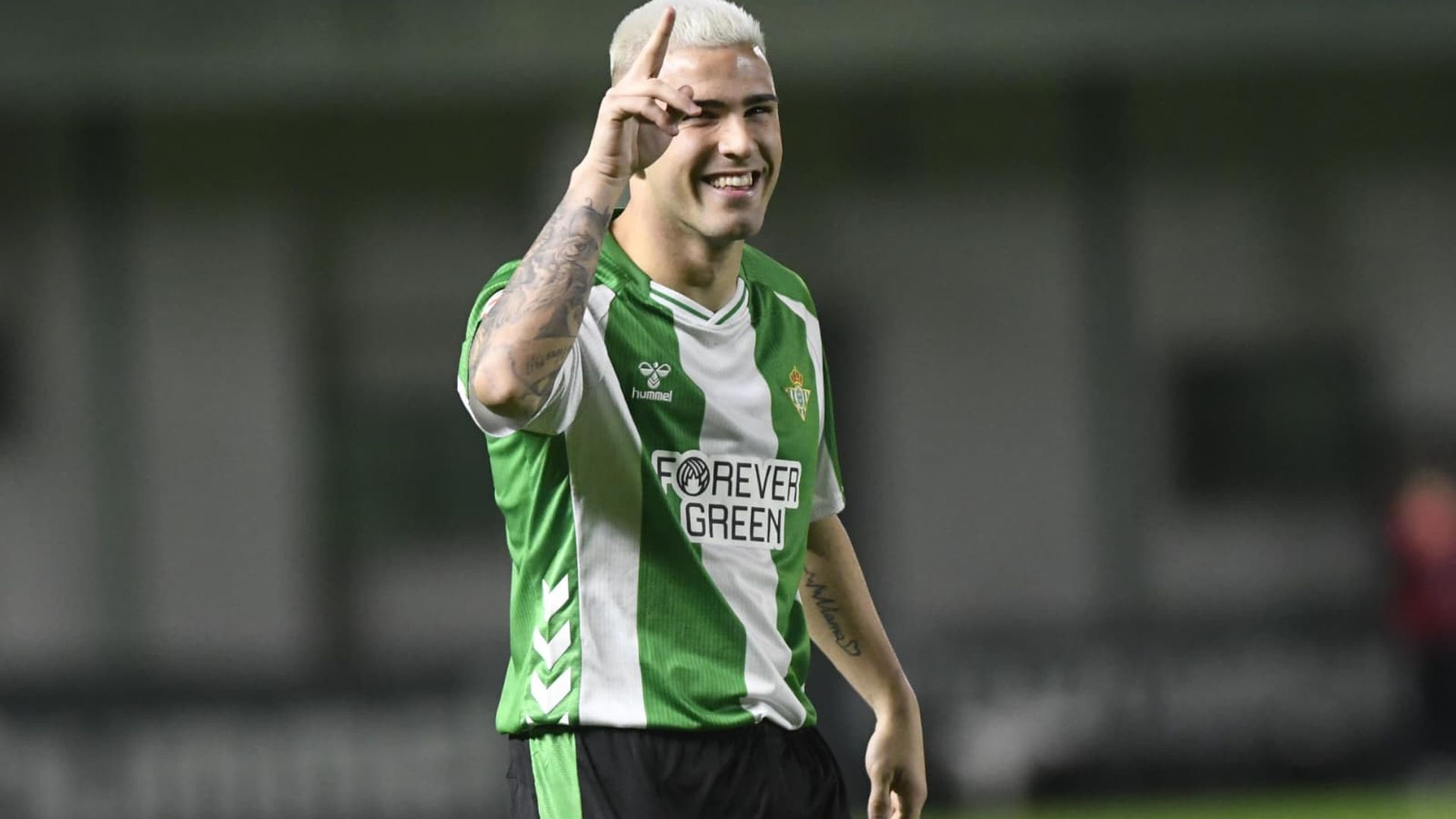 Pablo García saluda a Antony tras marcar gol en el derbi chico