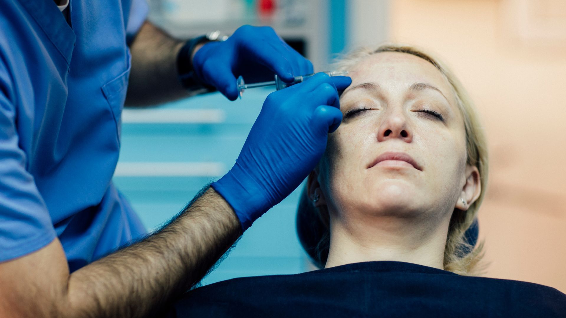 Paciente sometiéndose a un tratamiento facial