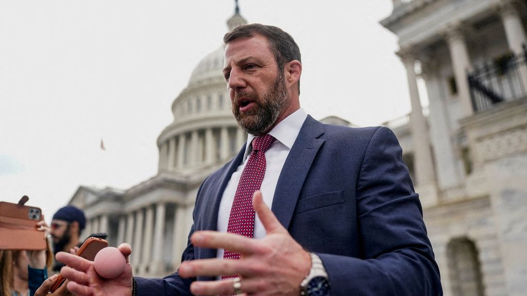 Relevo al frente del ICE, la polémica Kristi Noem cede el testigo a Markwayne Mullin, un "guerrero" del movimiento MAGA