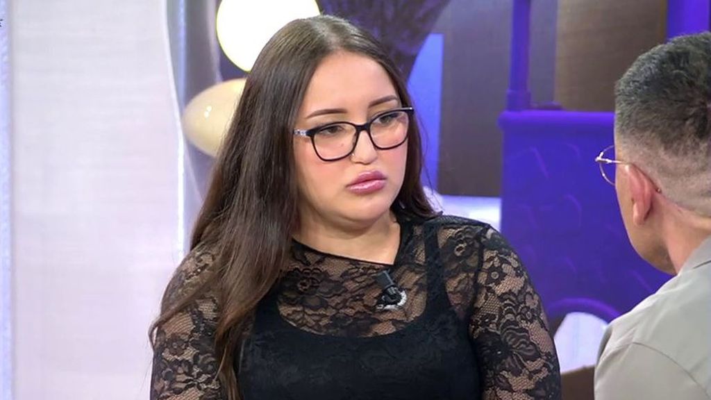 Tras el divorcio de sus padres, su madre la secuestra durante cuatro años y se la lleva a Tánger