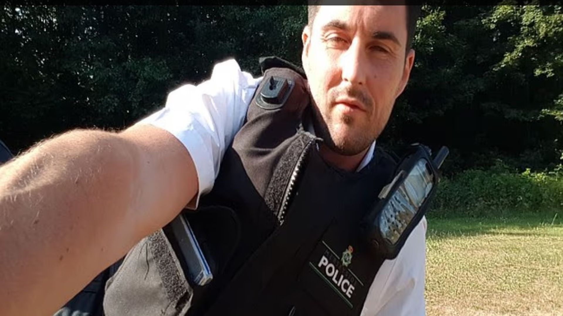 Un expolicía se toma selfies en el escenario de un asesinato