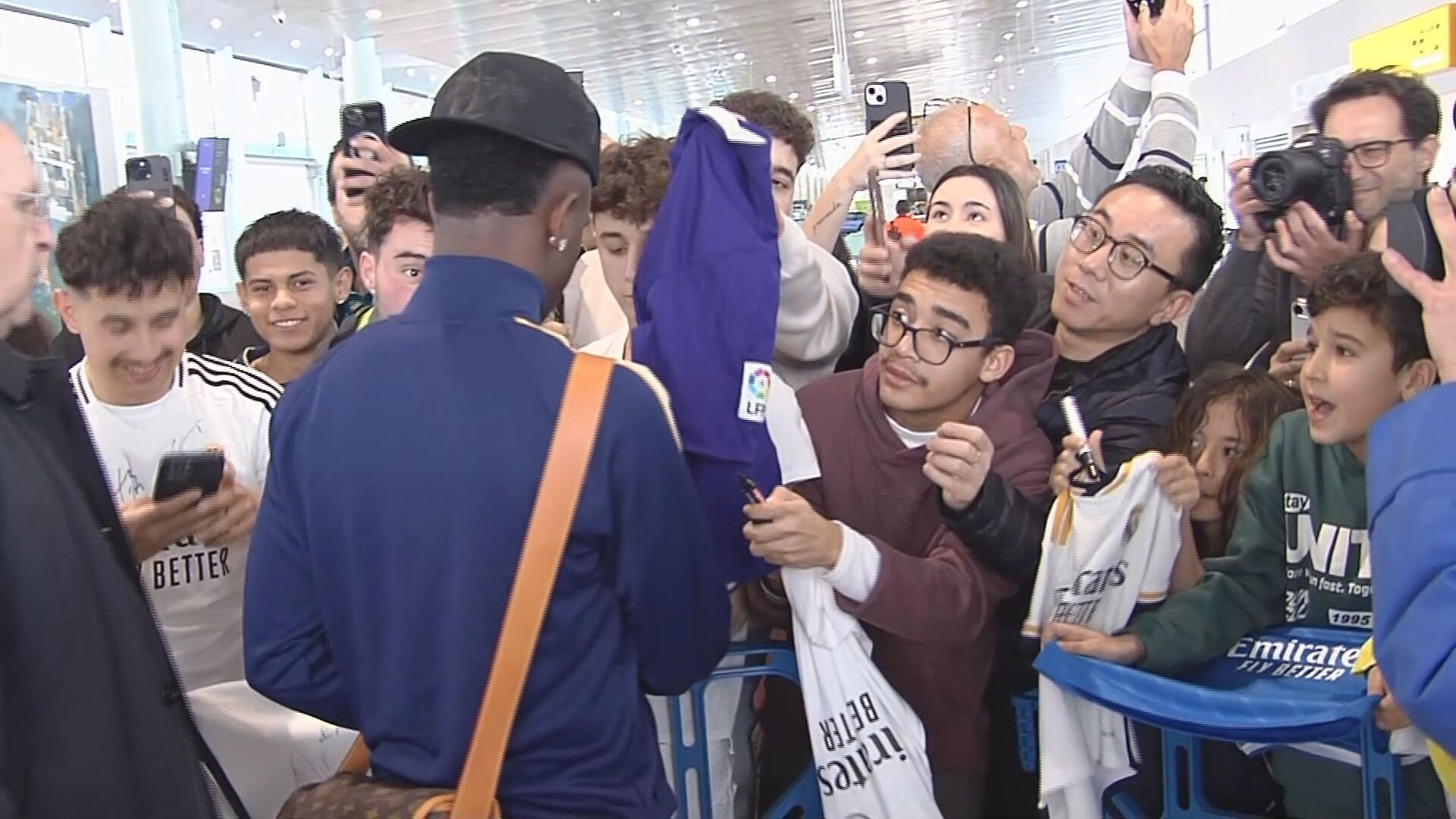 Vinicius firmando a los fans a su llegada al aeropuerto de Vigo