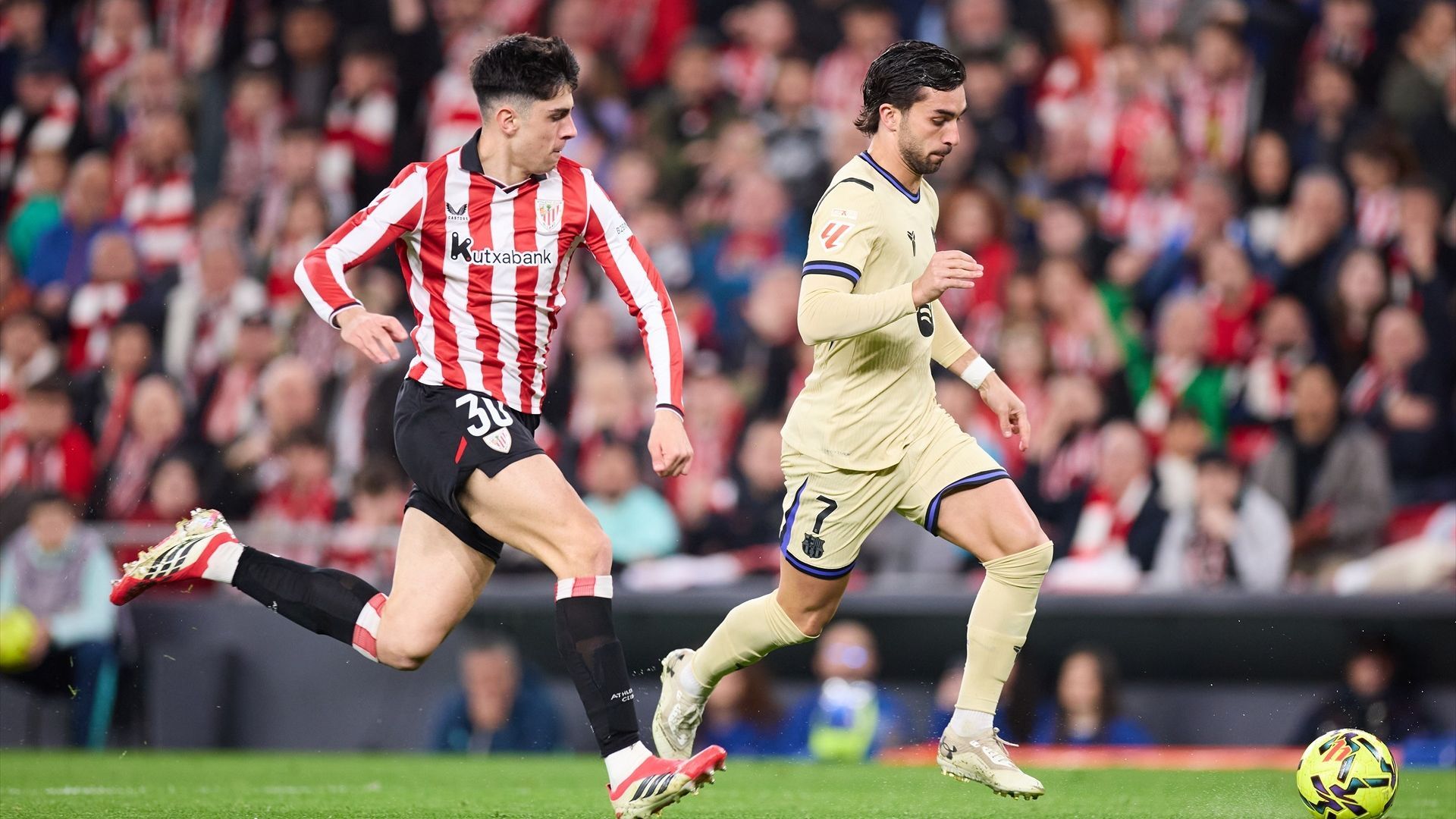 Alejandro Rego persigue a Ferran Torres en el Athletic-Barça