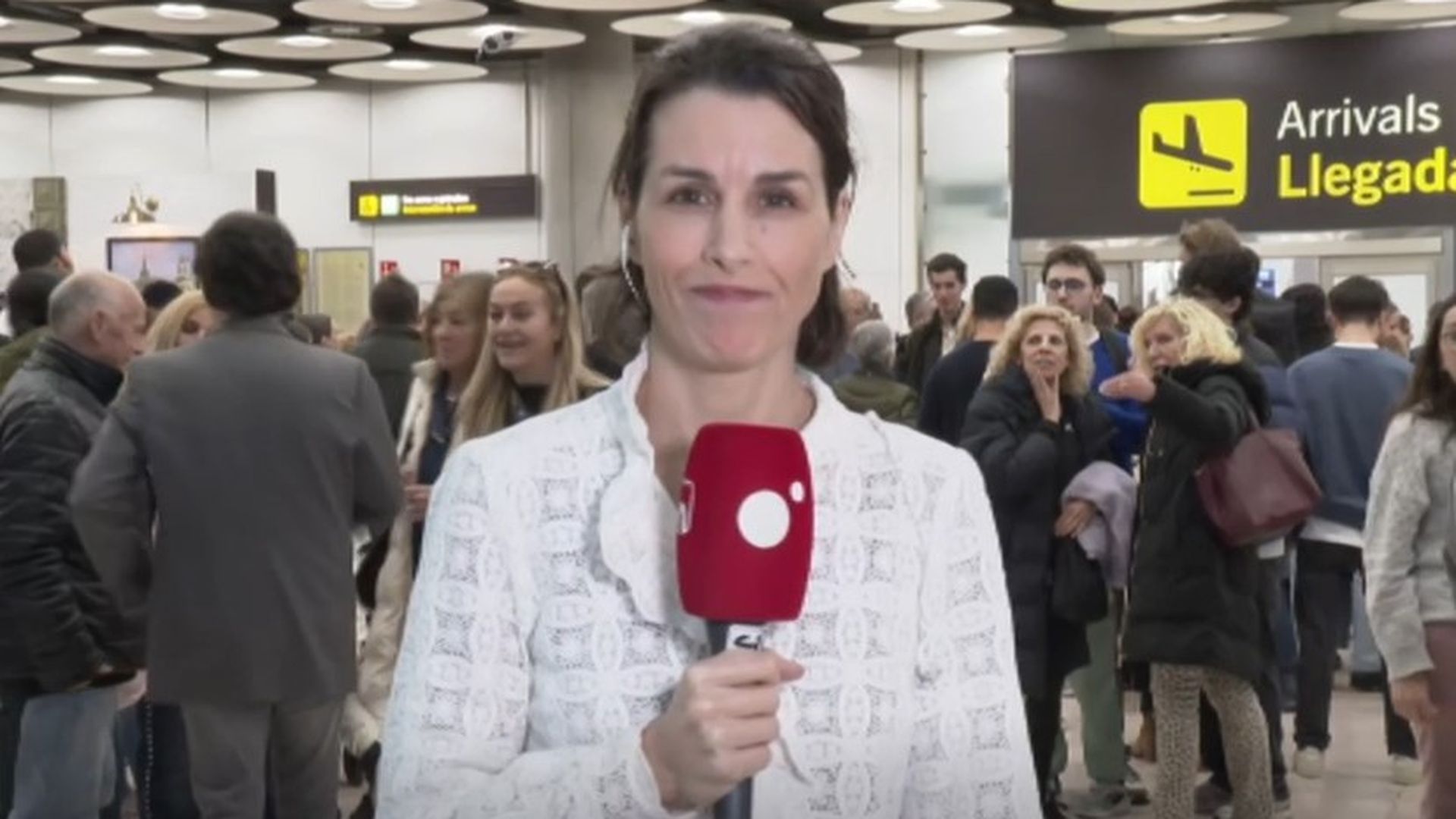 Así esperan en Barajas los familiares de los repatriados tras la guerra en Irán