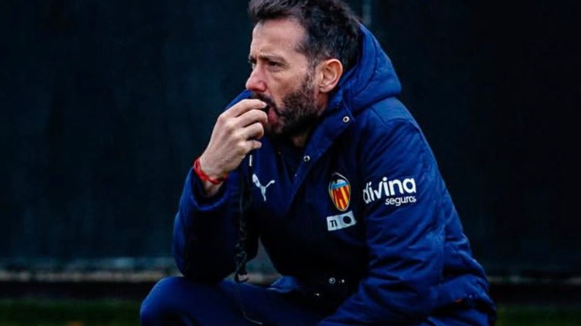 Carlos Corberán vigila el entrenamiento