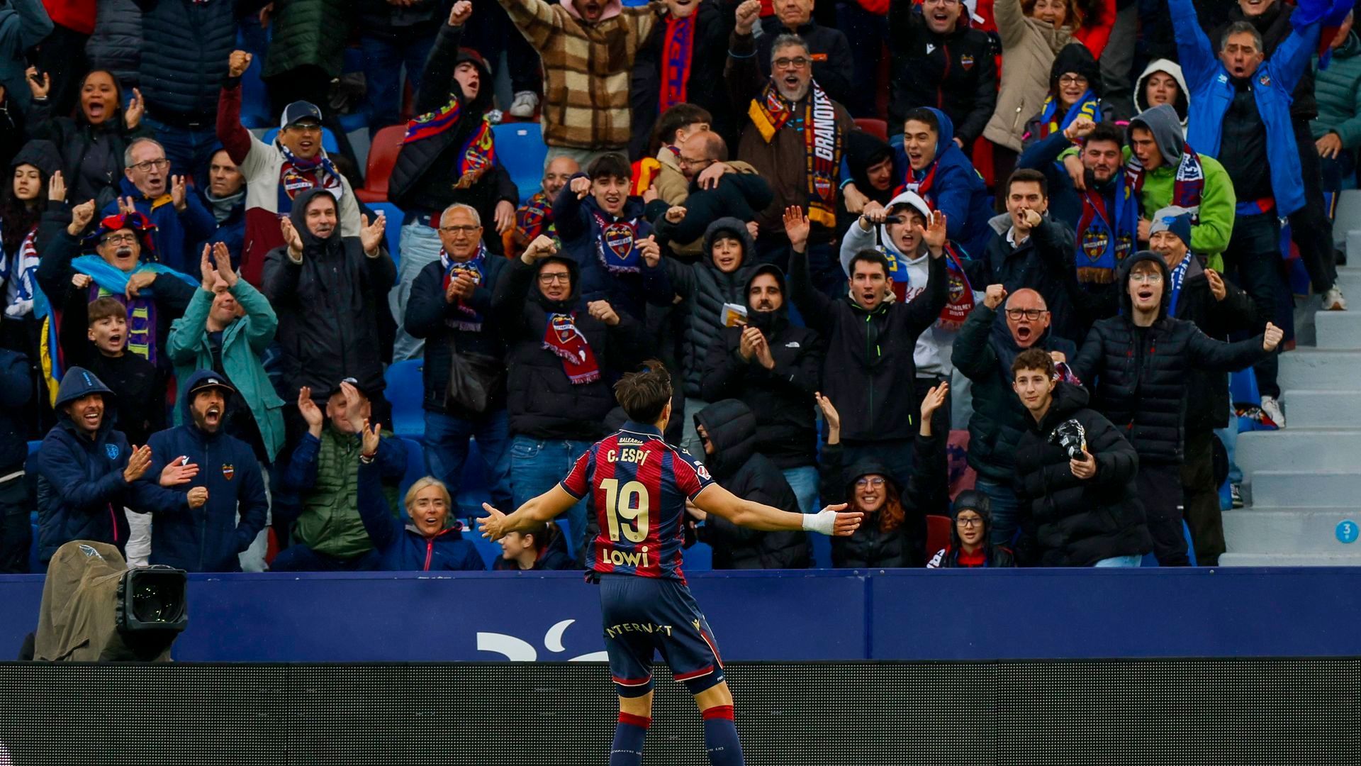 Carlos Espí celebra su gol ante el Girona