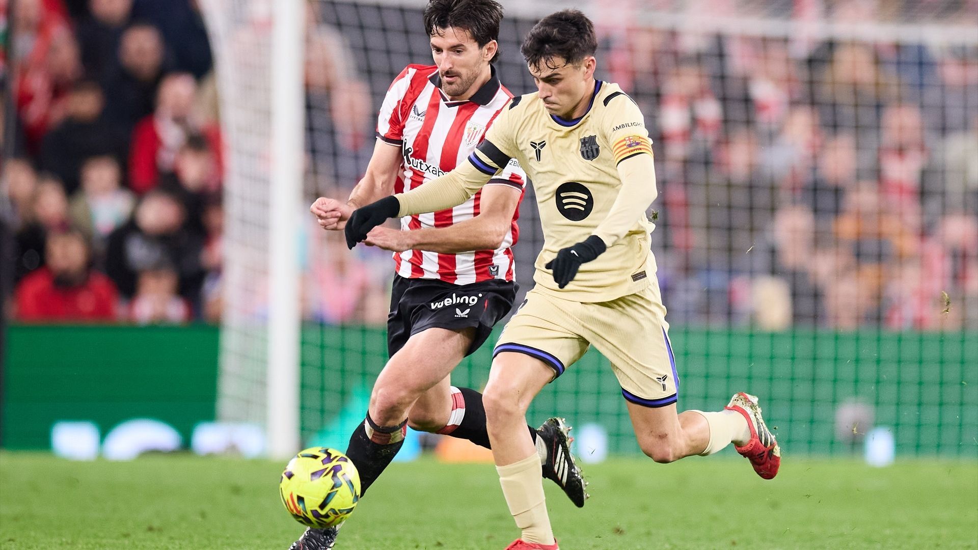 Dani Vivian y Pedri pelean un balón en el Athletic-Barça