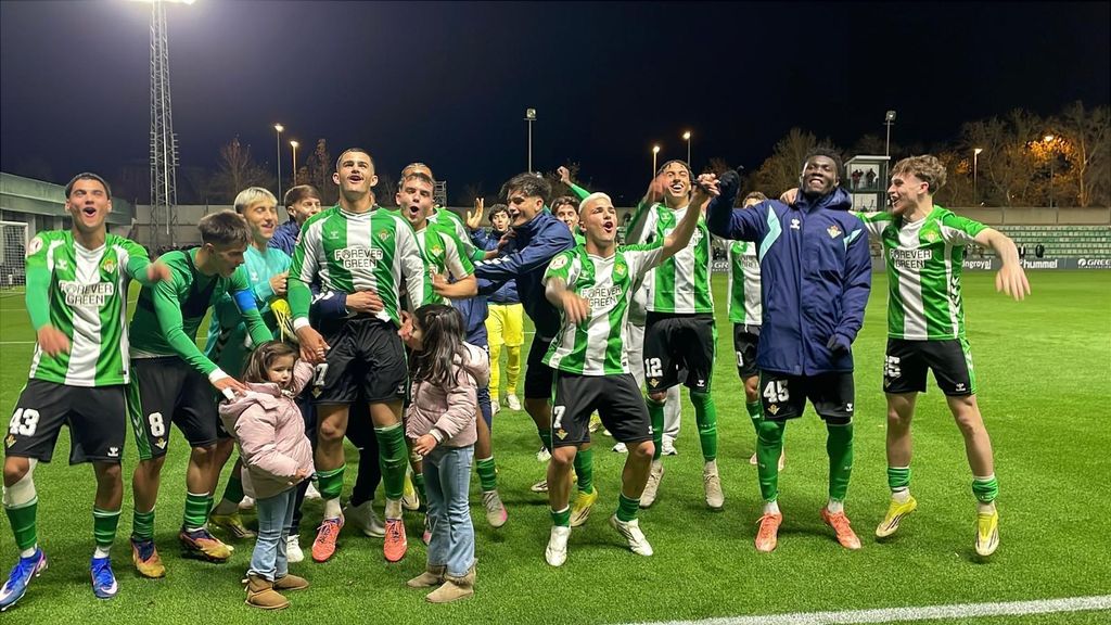 El Betis Deportivo celebra su victoria en el derbi chico