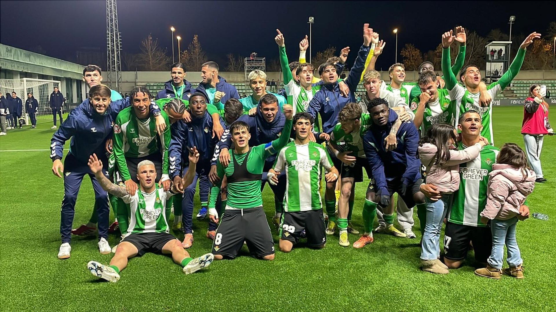 El Betis Deportivo celebra su victoria en el derbi chico