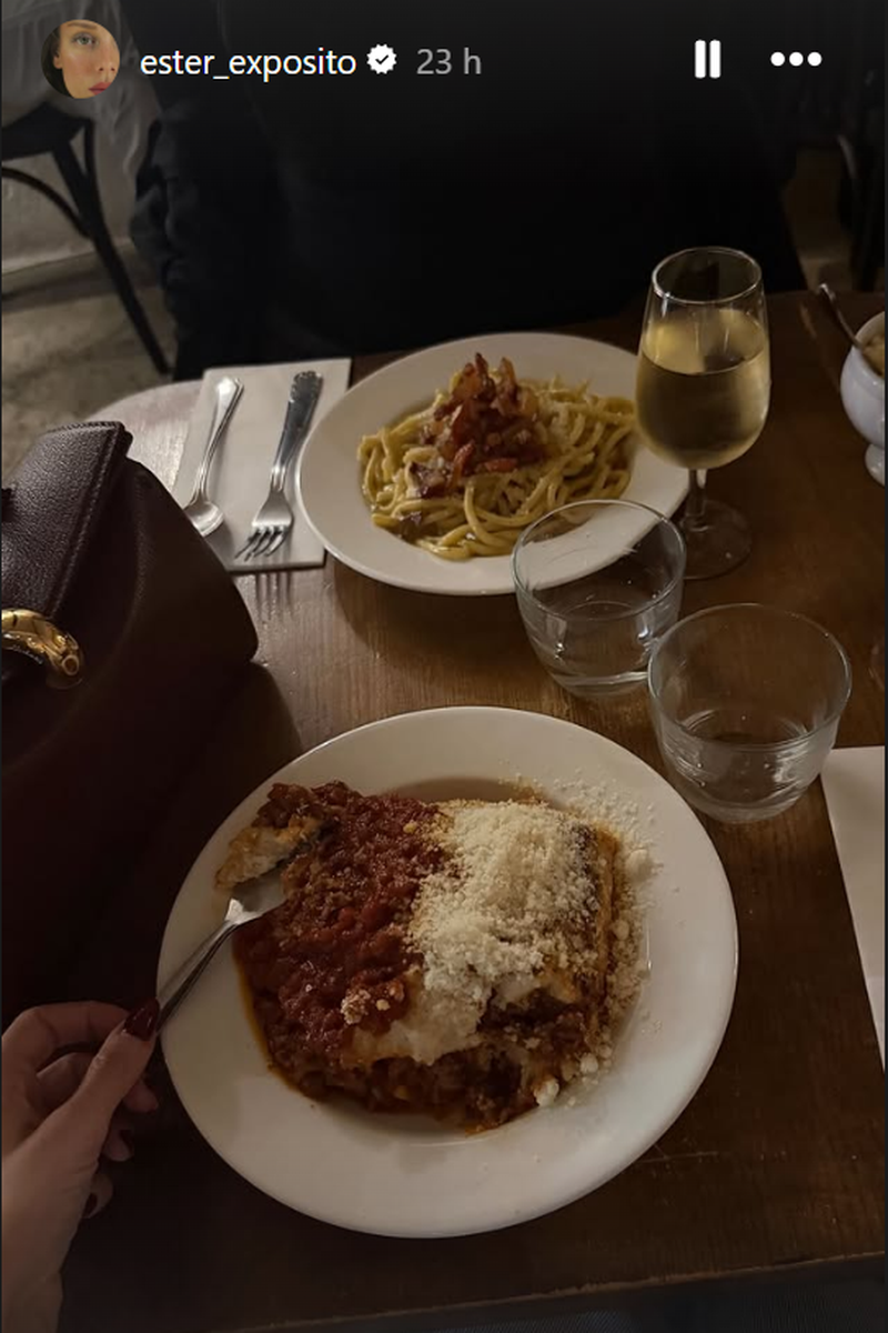 Ester Expósito cenando en París