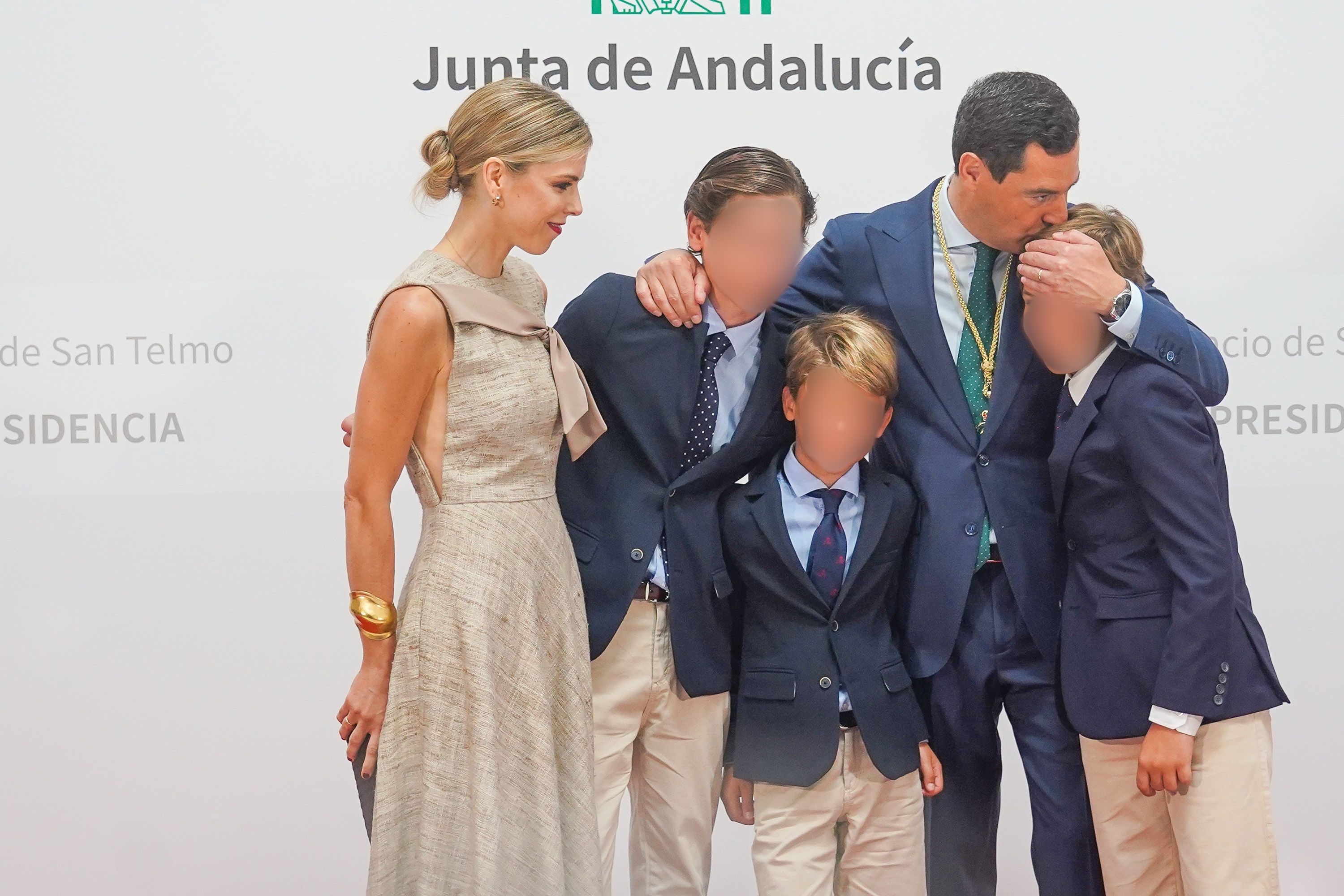 Juanma Moreno celebra con sus hijos y su esposa su toma de posesión presidencial en 2022